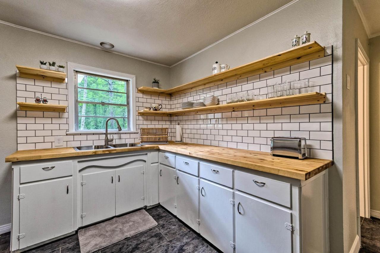 Centrally Located Hot Springs Home With Deck! エクステリア 写真